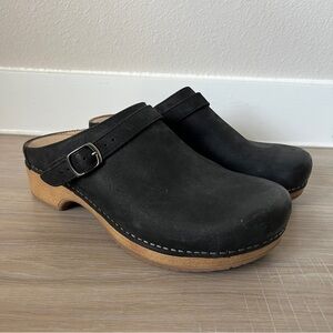 Dansko Women’s Berry Clog in Black Nubuck Leather